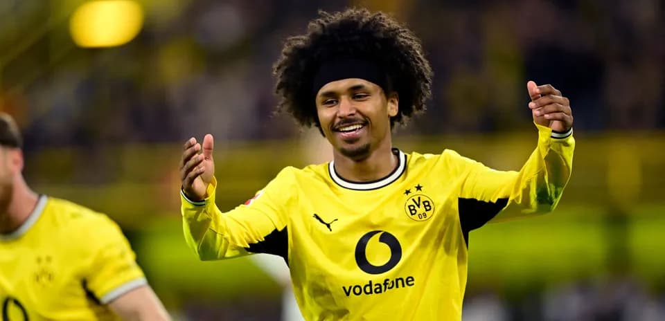 Borussia Dortmund player celebrating on the field