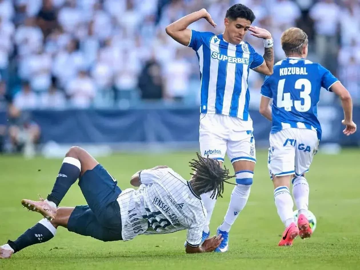 Lech Poznan player evading Aarhus defender