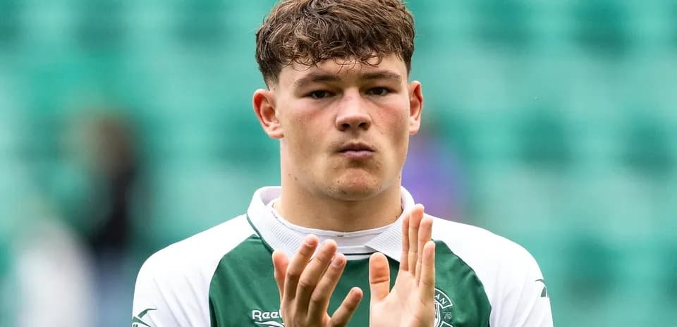 Player applauding in Hibernian FC kit