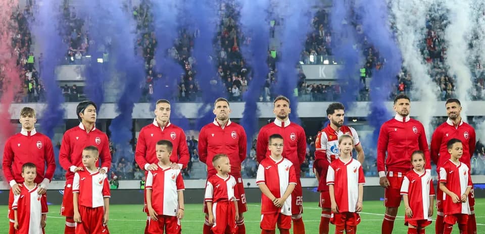 FK Crvena Zvezda players standing before match