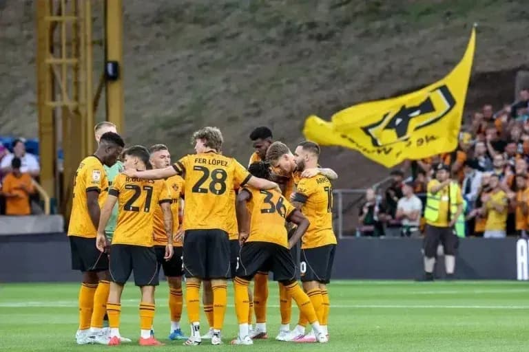 Wolverhampton Wanderers players huddled before match