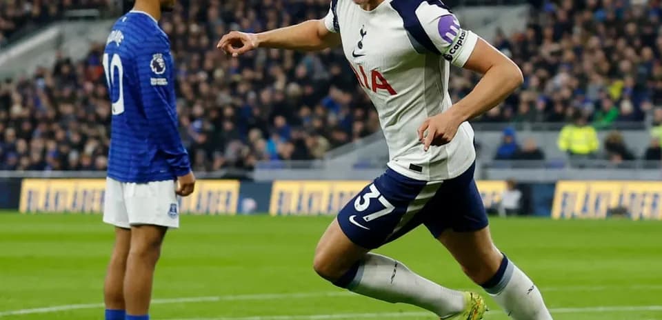 Tottenham player celebrating a goal against Everton