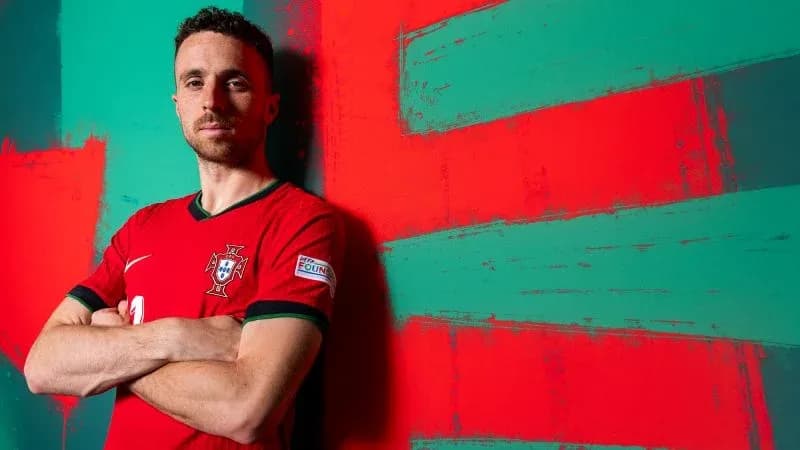 Football player in Portugal national team jersey