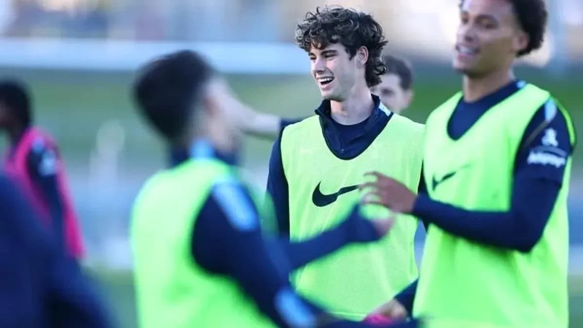 Players wearing training vests during warm-up session