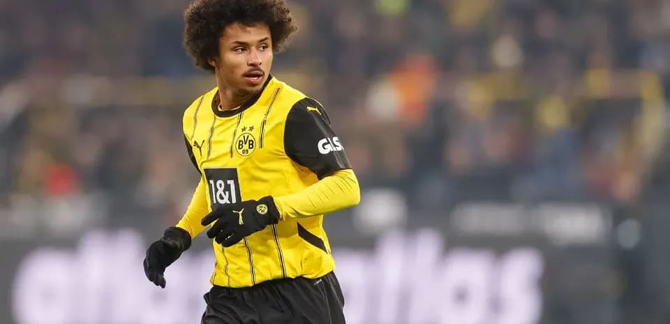 Player in Borussia Dortmund kit during match