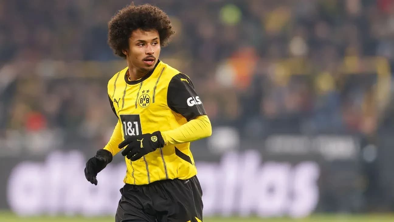 Player in Borussia Dortmund kit during match