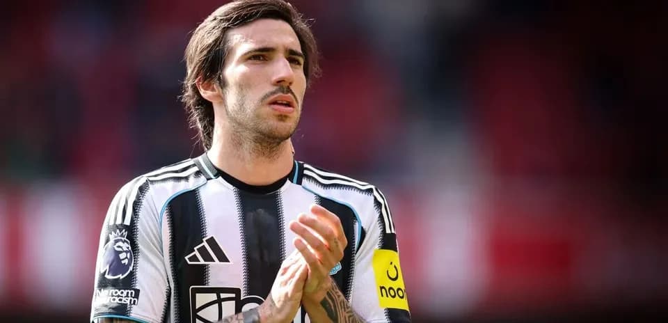 Player in Newcastle United kit during match
