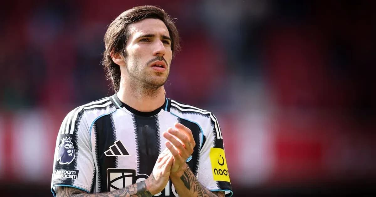 Player in Newcastle United kit during match