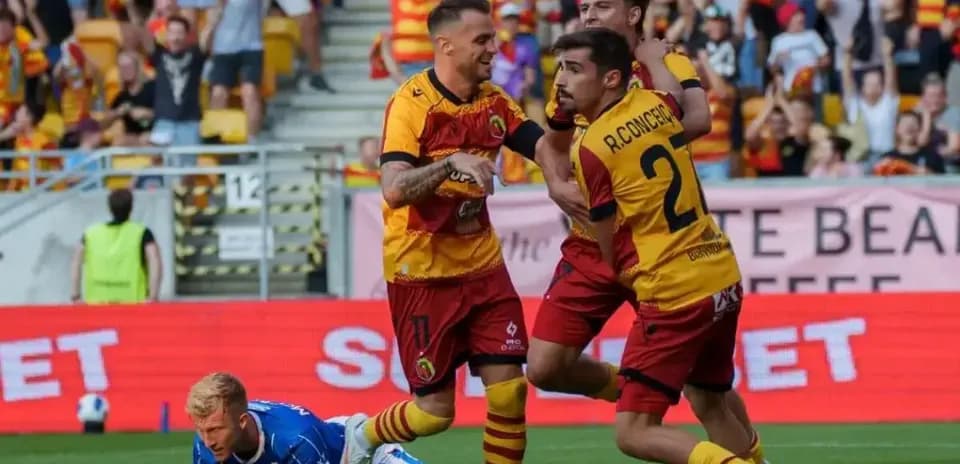 Jagiellonia players celebrating during match