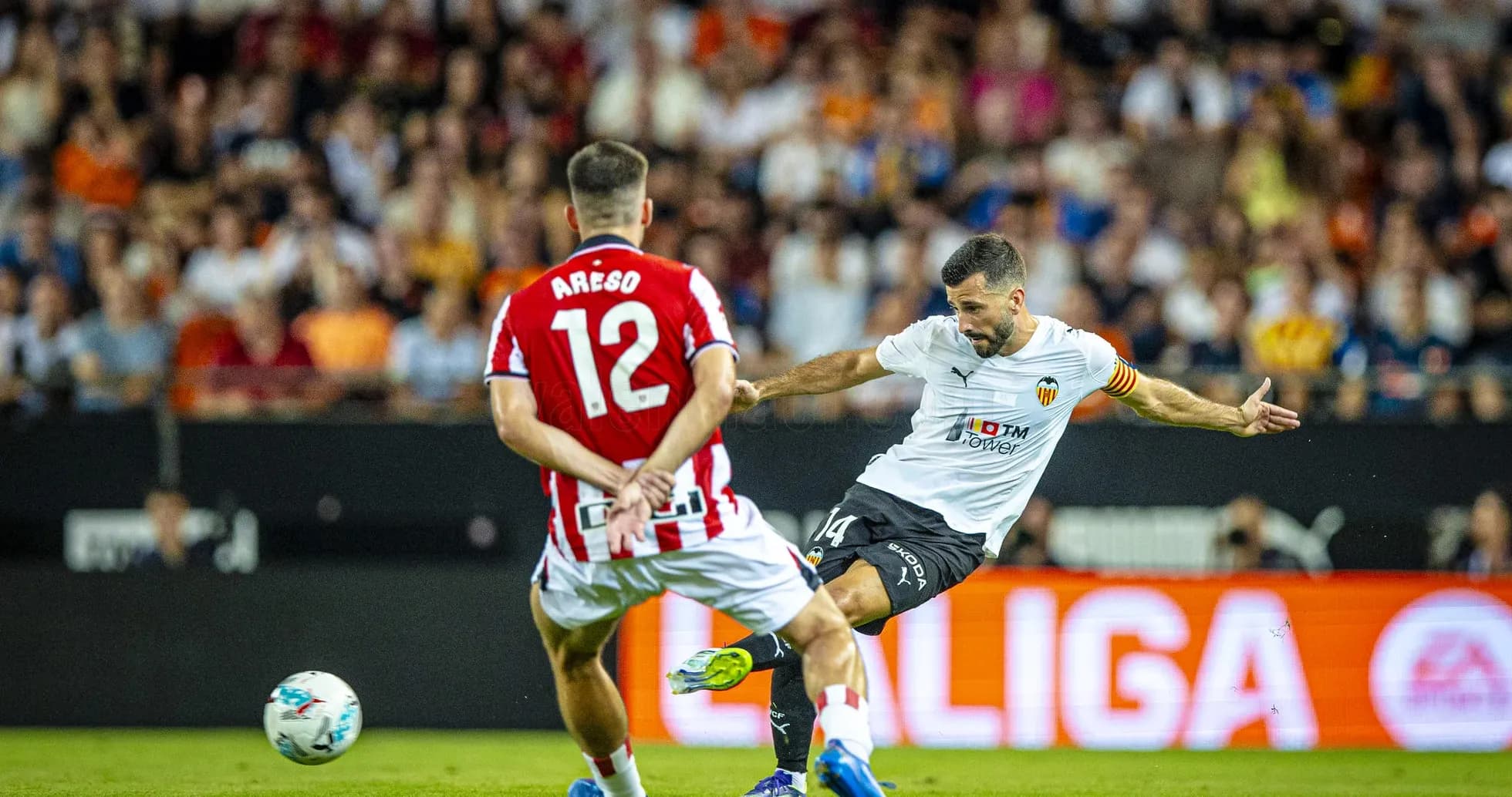 Valencia player shooting during Athletic Club match