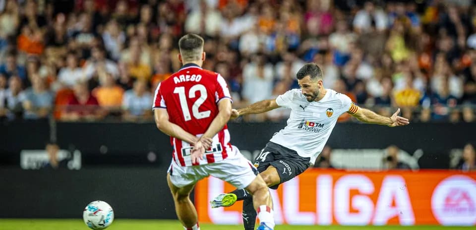 Valencia player shooting during Athletic Club match