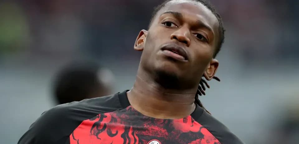Player warming up in AC Milan training kit