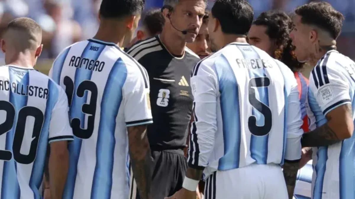 Argentina players discussing with the referee during match
