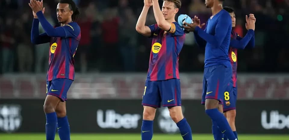 Barcelona players applauding fans after match