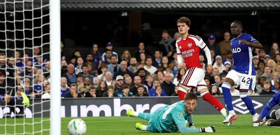 Arsenal player celebrates after scoring against Everton