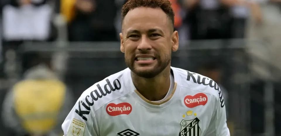 Player celebrating in Santos FC jersey on field
