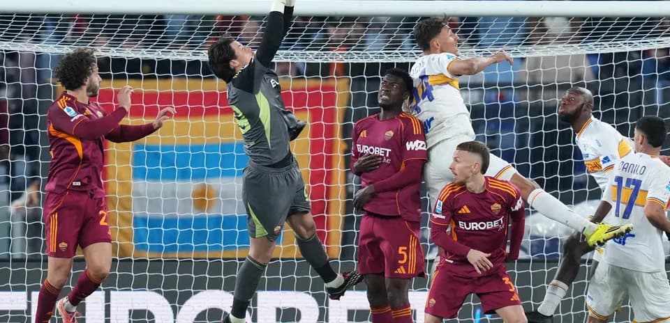 Goalkeeper catching the ball during Lecce vs AS Roma