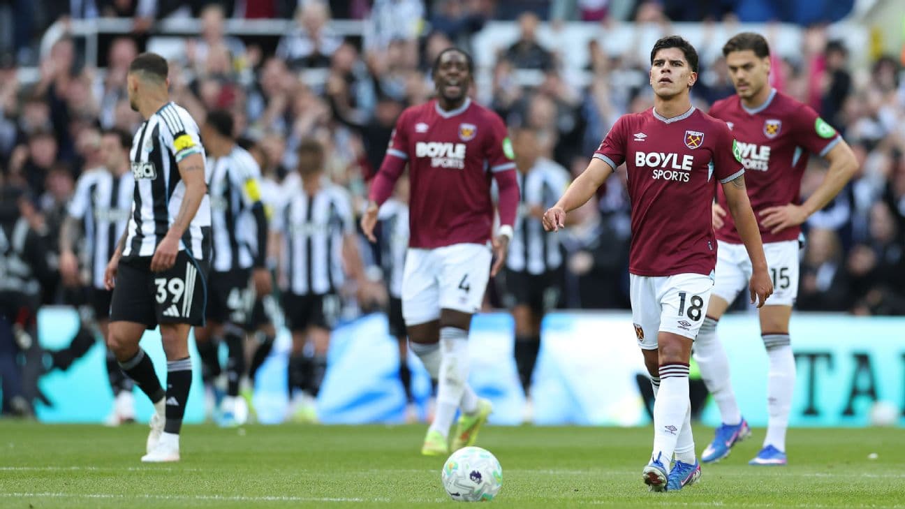 Players from Newcastle and West Ham during match