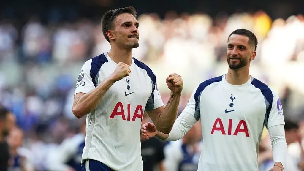 Tottenham players celebrating a victory