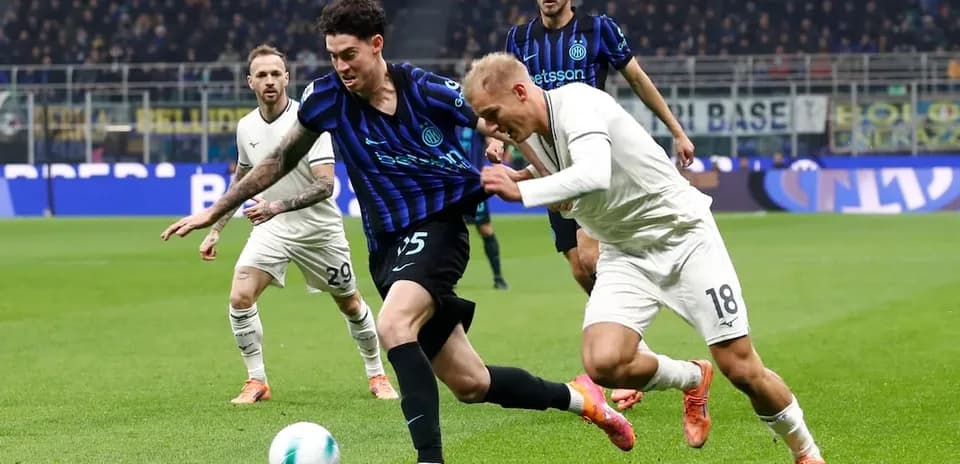 Lazio and Inter players competing for the ball