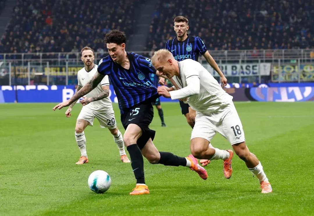 Lazio and Inter players competing for the ball