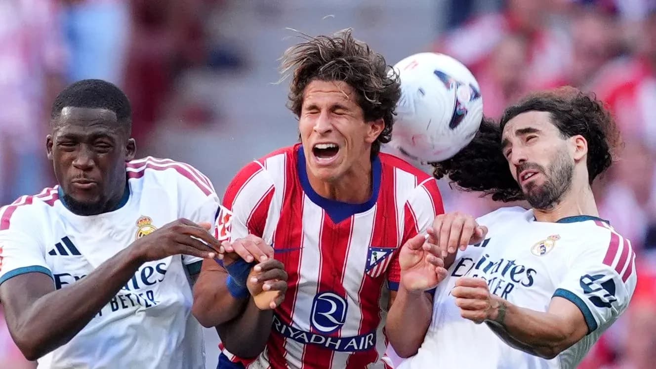 Players from Atlético Madrid and Real Madrid contesting for the ball