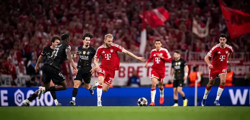 Bayern München players in action against PSG
