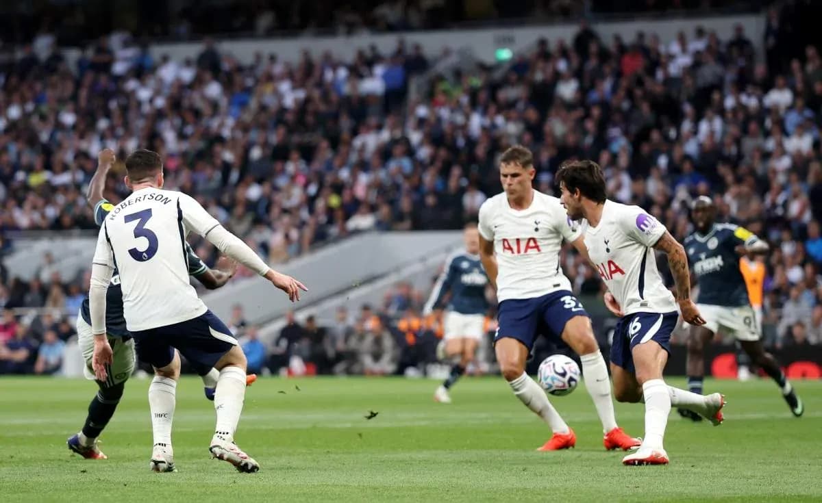Tottenham players defending against an attacking opponent