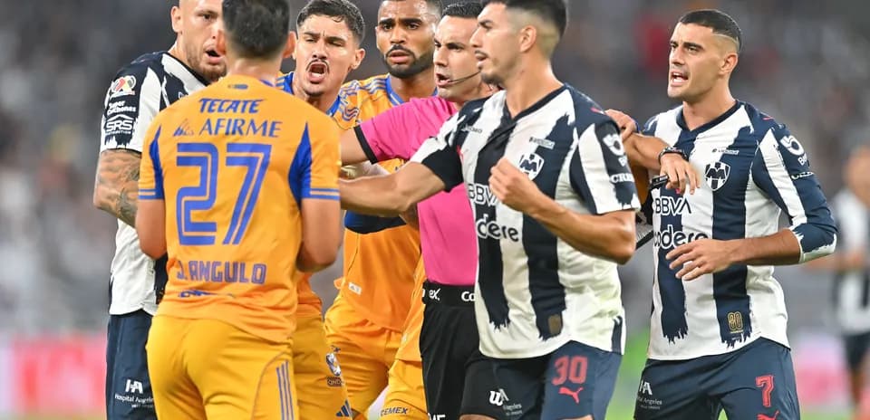 Players arguing during Monterrey vs Tigres UANL match