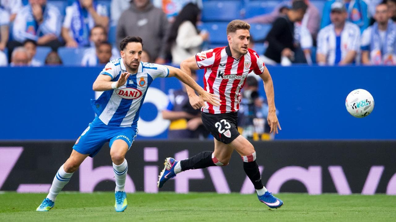 Espanyol and Athletic Club players in action
