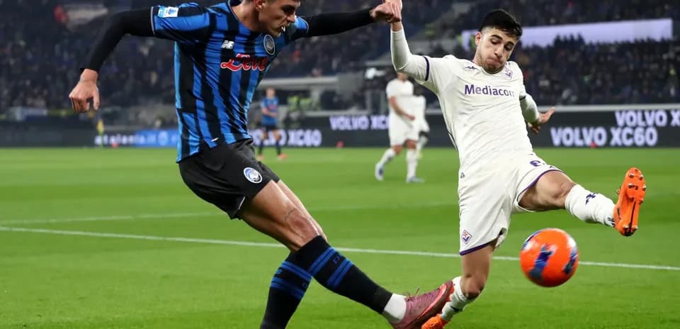 Fiorentina player challenges Atalanta defender for the ball