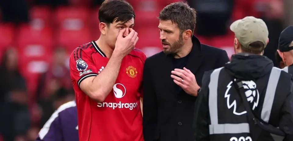 Manchester United players discussing after a match