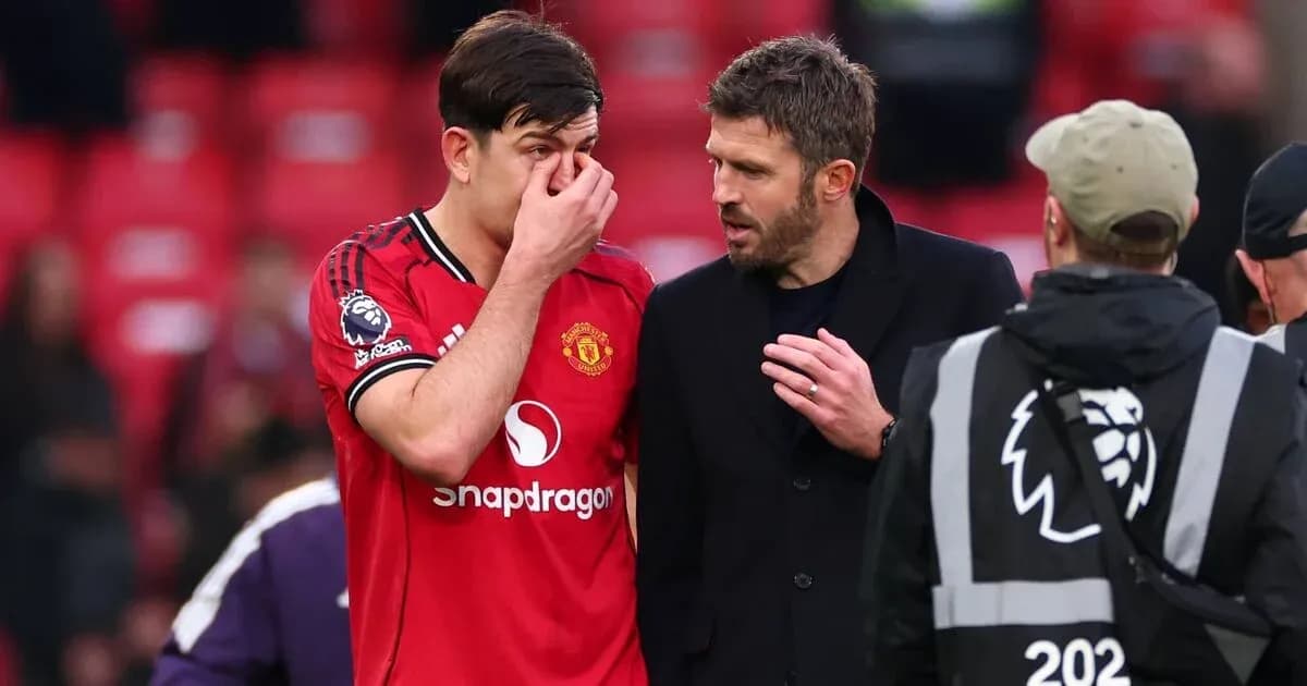 Manchester United players discussing after a match