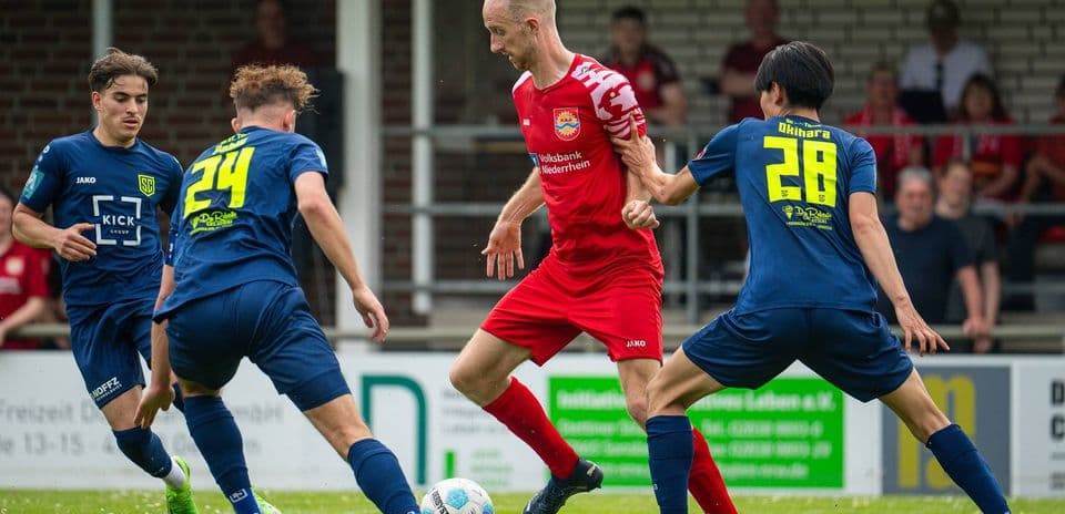 Players competing for the ball in Oberliga match