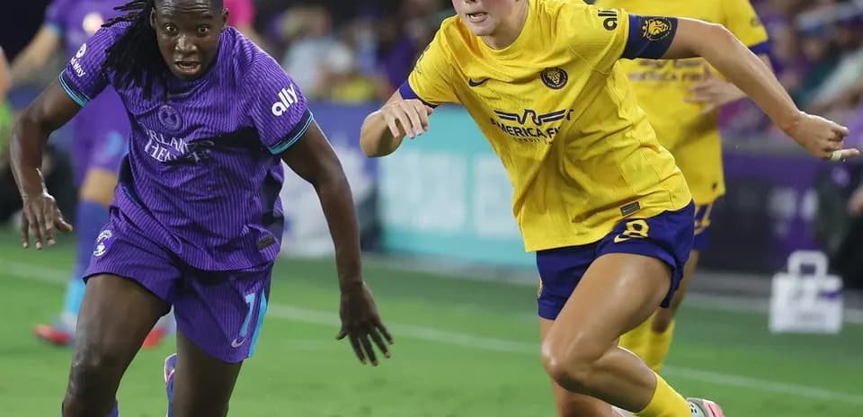 Orlando Pride players competing against Houston Dash