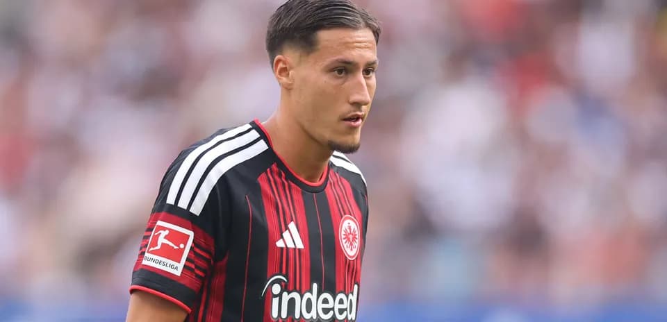 Player in Eintracht Frankfurt jersey on field