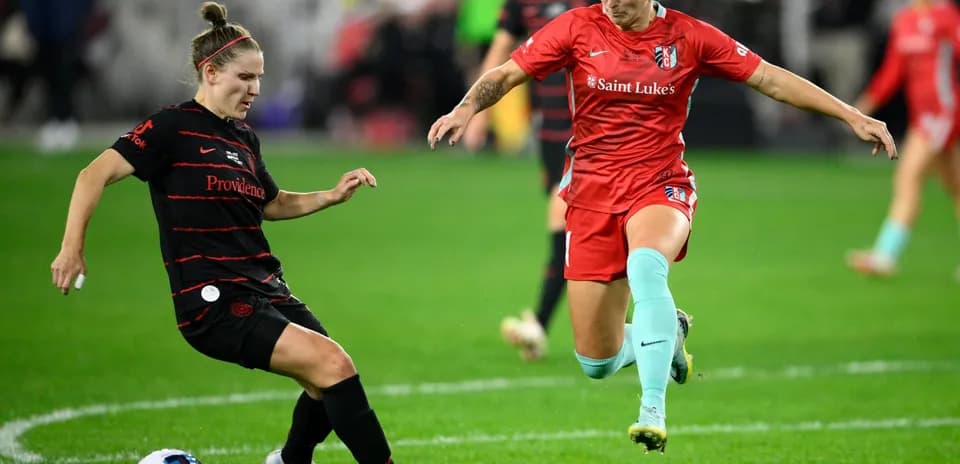 Kansas City player challenging Portland Thorns player