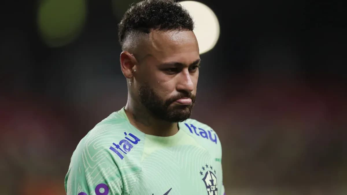 Neymar wearing Brazil jersey during match
