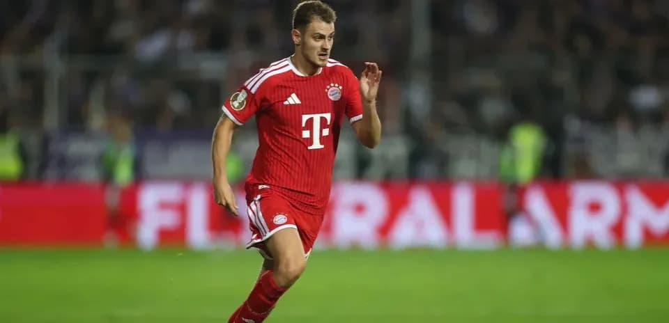 Player running with ball during match for Bayern Munich