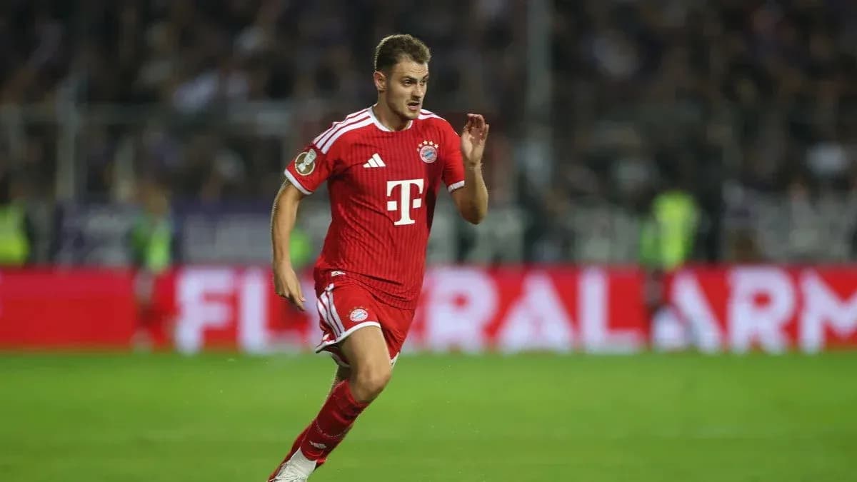 Player running with ball during match for Bayern Munich