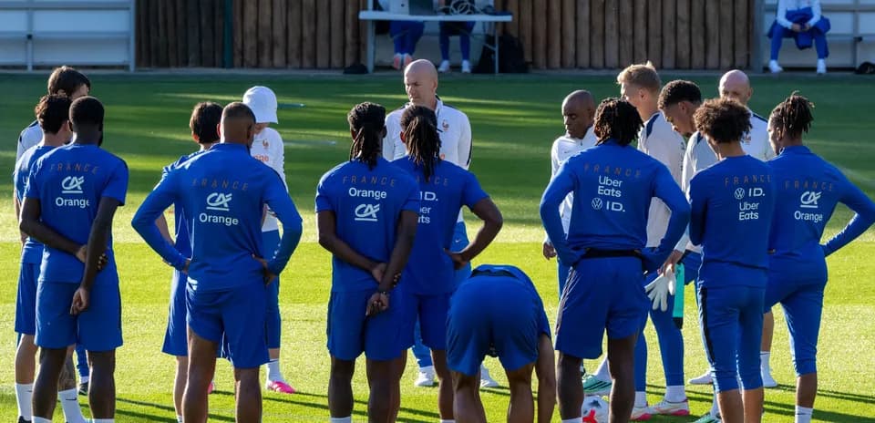 France national team gathered around coach during training