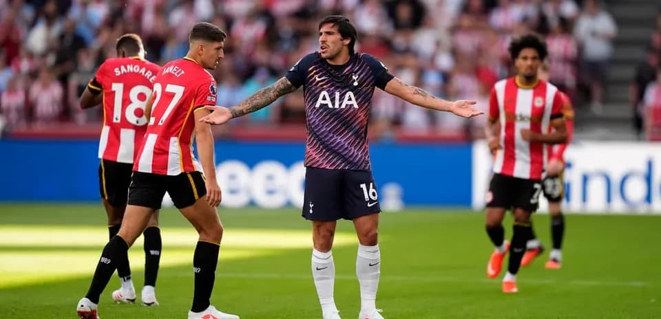 Tottenham player arguing with opposing team during match