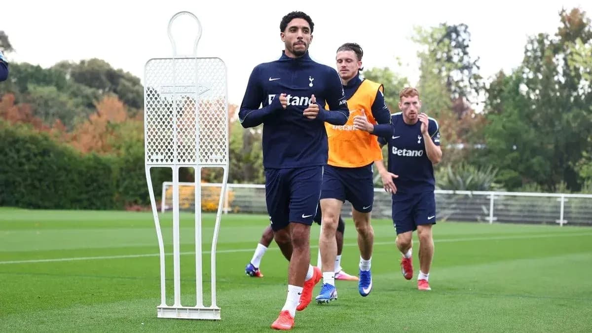 Tottenham players jogging during training session