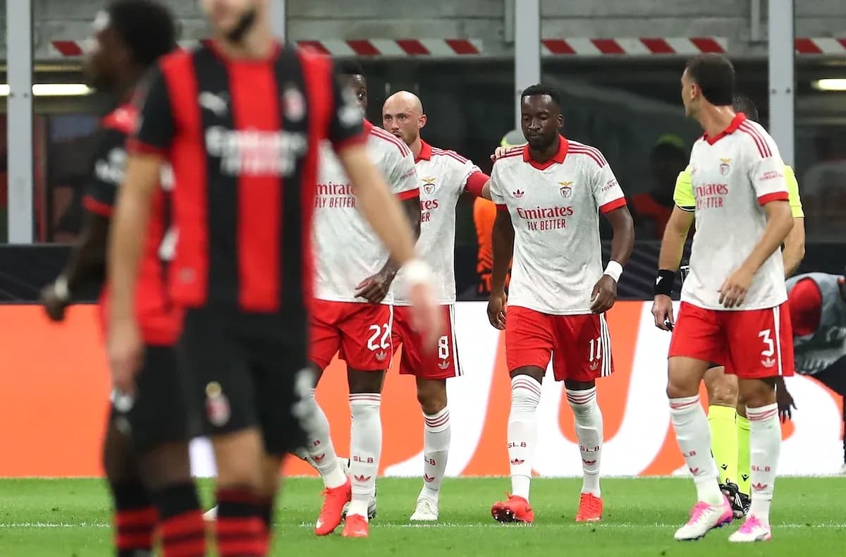 Benfica players celebrating during match against AC Milan