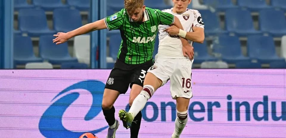 Player challenge during Torino vs Sassuolo match