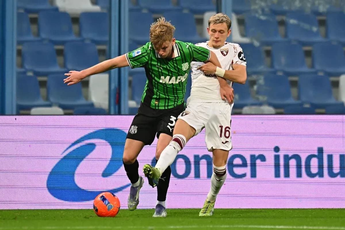 Player challenge during Torino vs Sassuolo match