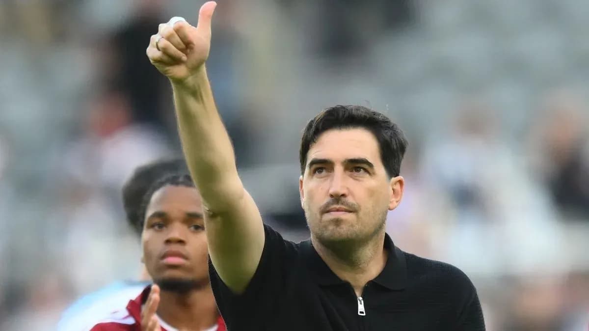 Coach giving thumbs up after match conclusion