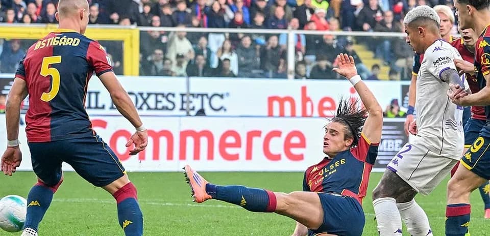 Player tackling opponent during Fiorentina vs Genoa match