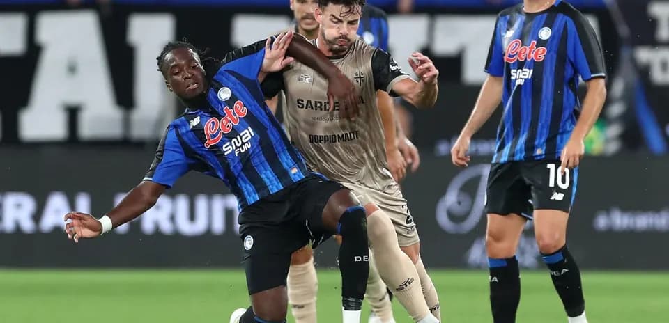 Atalanta player tackling Cagliari opponent