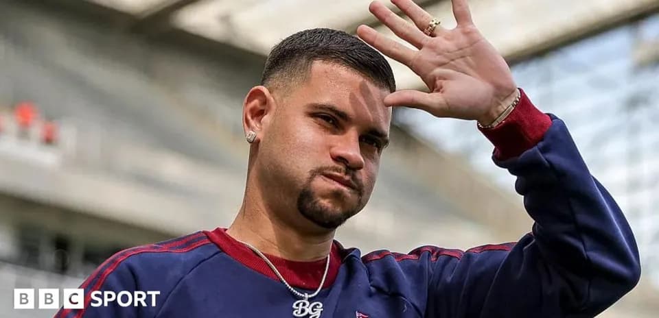 Player waving during a stadium visit